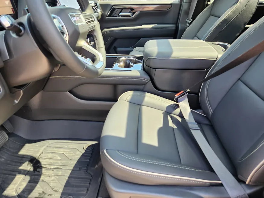 2025 GMC Yukon XL Elevation | Photo 8 of 33