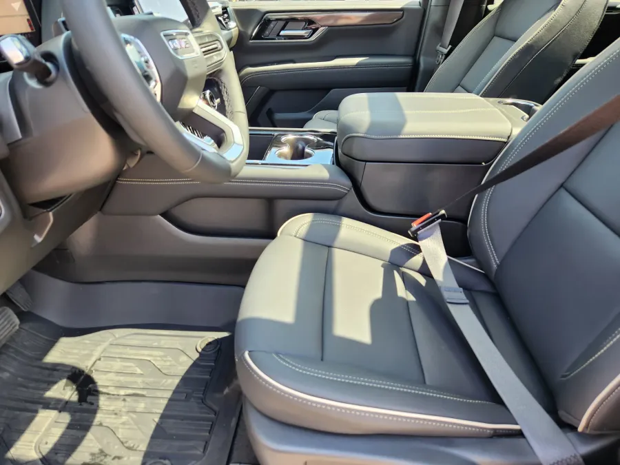 2025 GMC Yukon XL Elevation | Photo 8 of 33