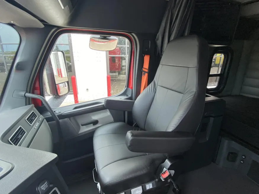 2025 Freightliner Cascadia | Photo 10 of 17