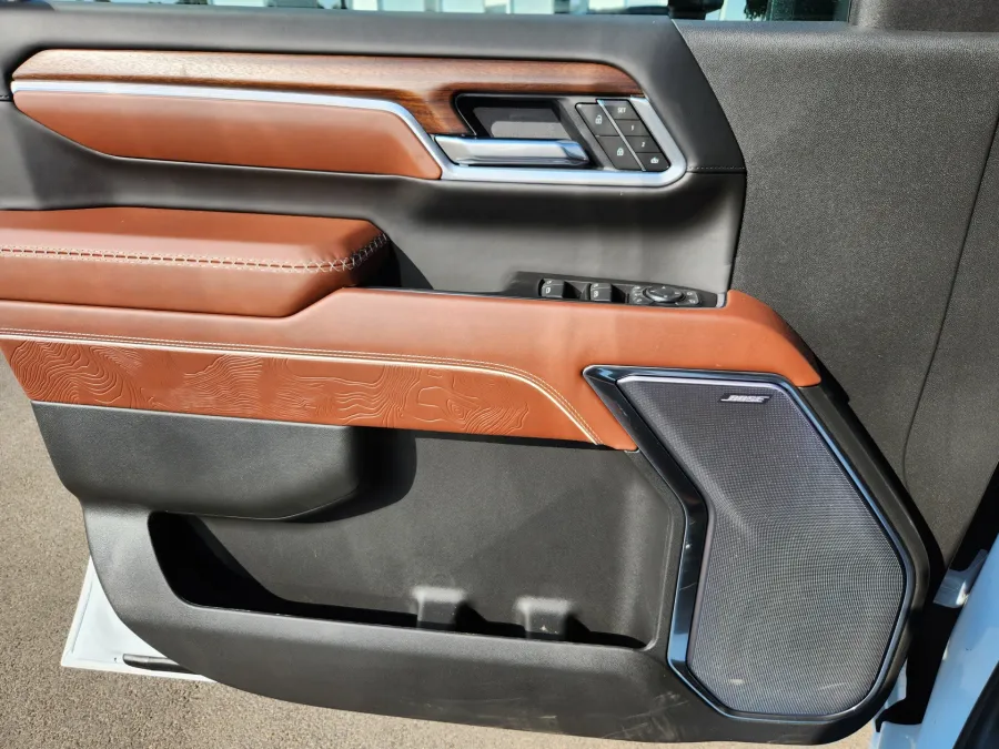 2025 GMC Sierra 3500HD Denali Ultimate | Photo 5 of 32