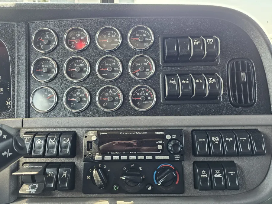 2022 Peterbilt 389 | Photo 15 of 23