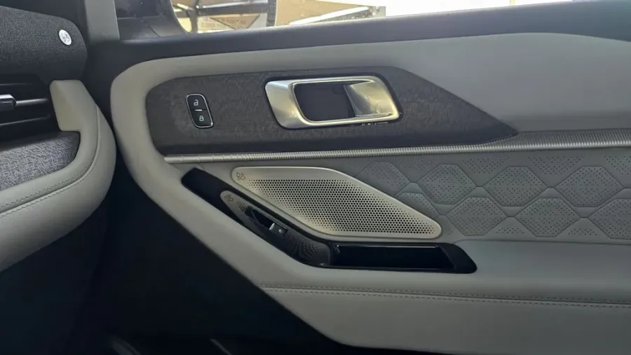 2025 Ford Explorer | Photo 32 of 35