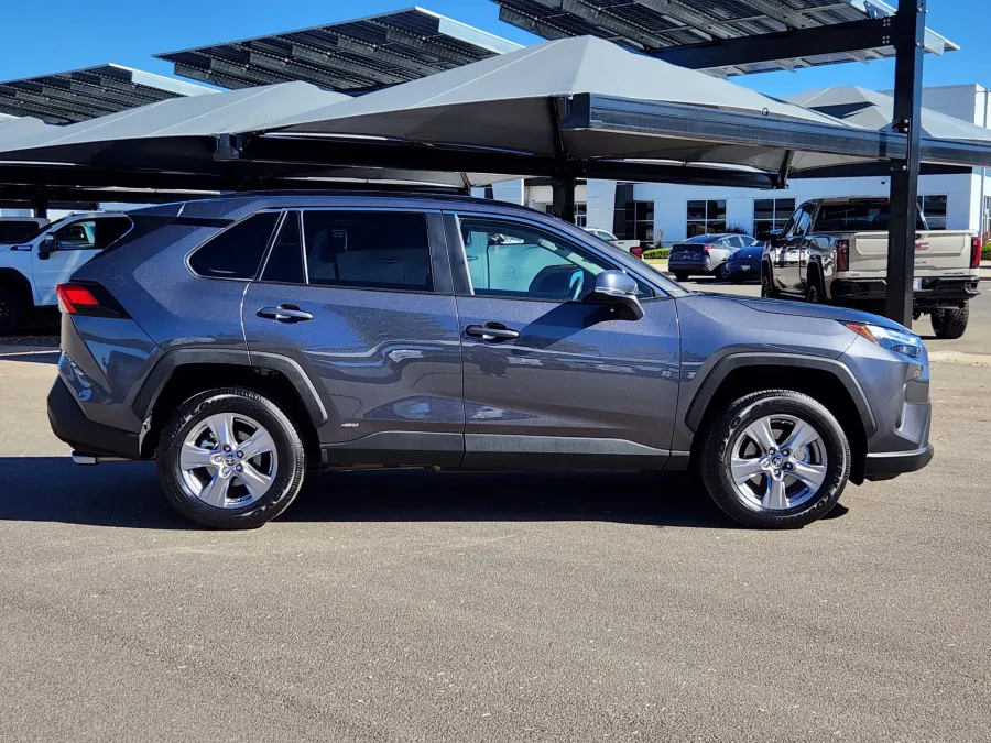 2025 Toyota RAV4 Hybrid XLE | Photo 1 of 30