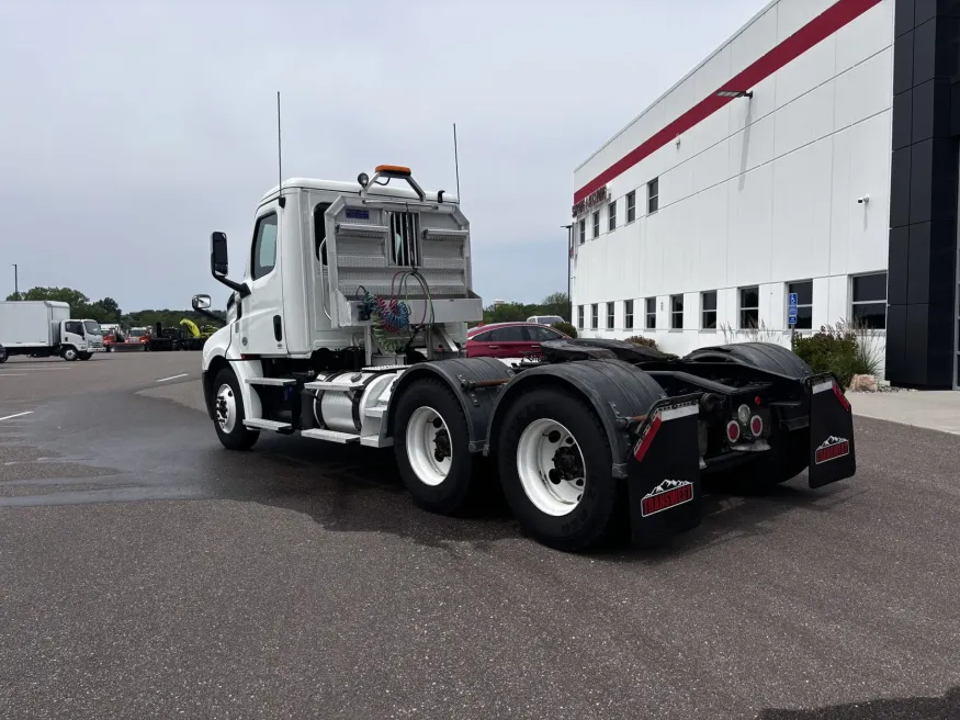 2020 Freightliner Cascadia 126 | Photo 7 of 15