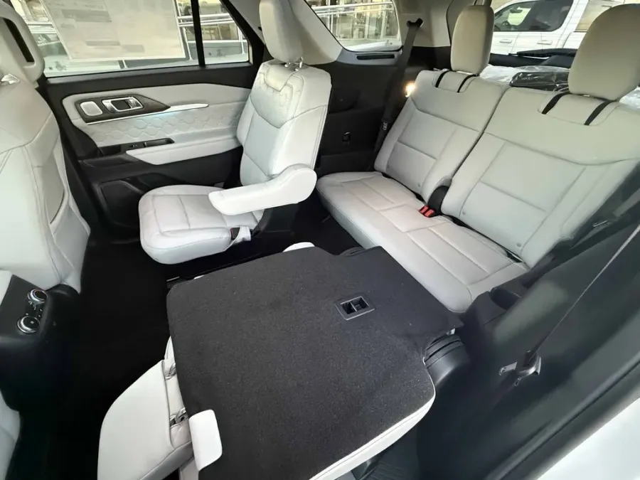 2026 Ford Explorer | Photo 23 of 25