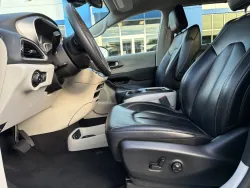 2023 Chrysler Pacifica Touring L | Thumbnail Photo 16 of 23