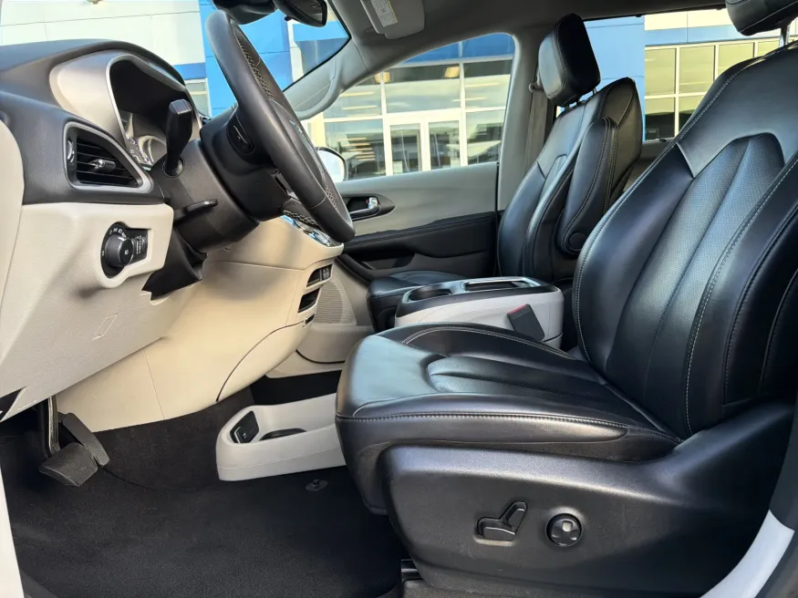 2023 Chrysler Pacifica Touring L | Photo 16 of 23