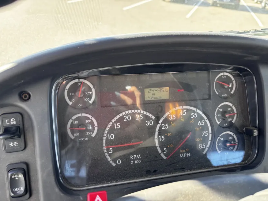 2004 Freightliner M2 106 | Photo 10 of 21