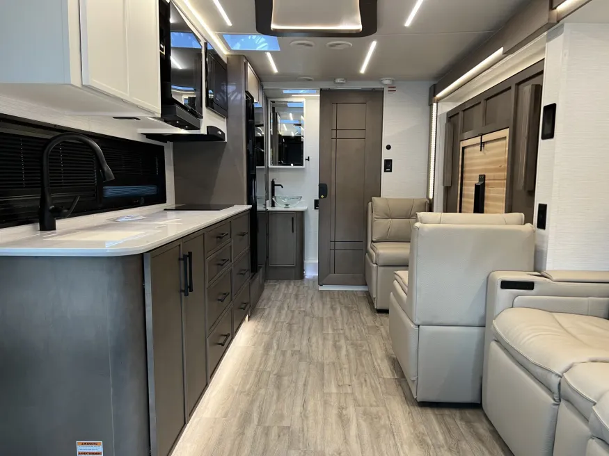 2026 Newmar Freedom Aire 2515 | Photo 2 of 32