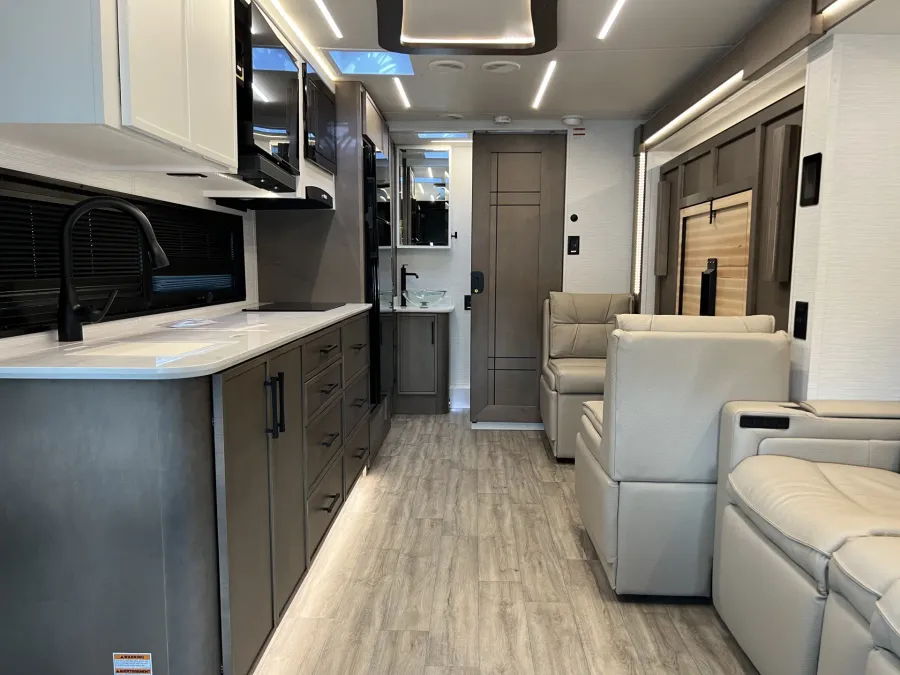 2026 Newmar Freedom Aire 2515 | Photo 2 of 32