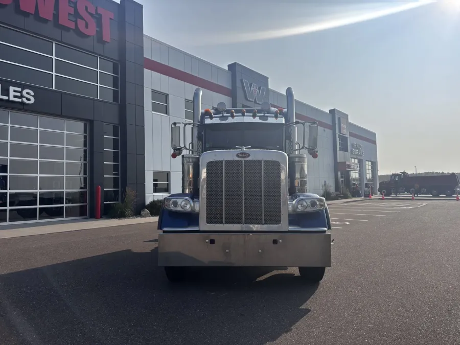 2022 Peterbilt 389 | Photo 3 of 18
