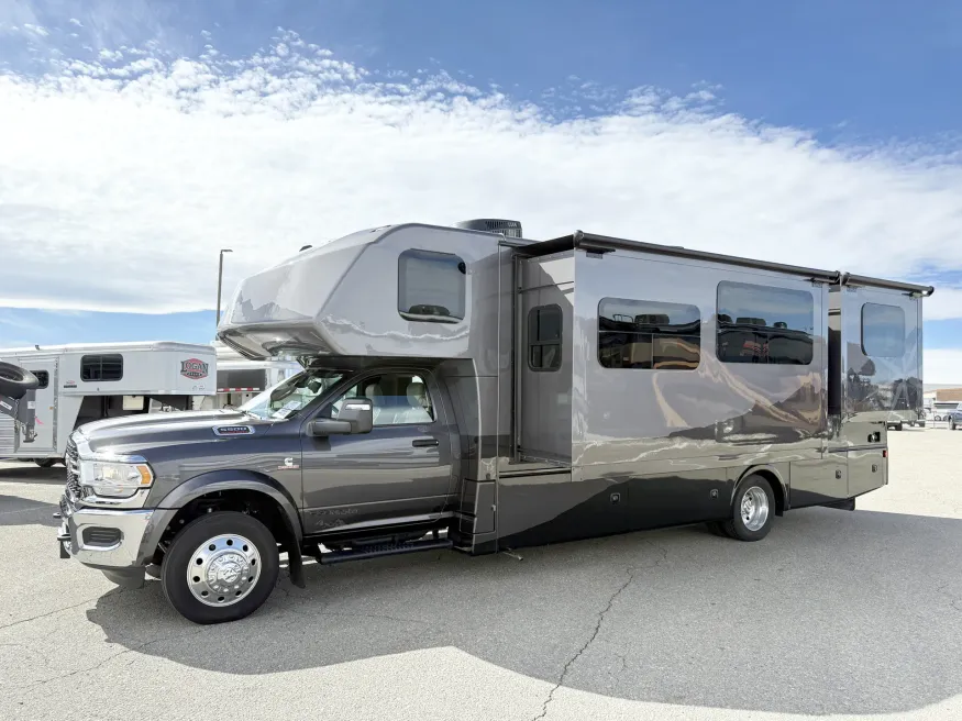 2025 Dynamax Isata 30FW | Photo 19 of 25