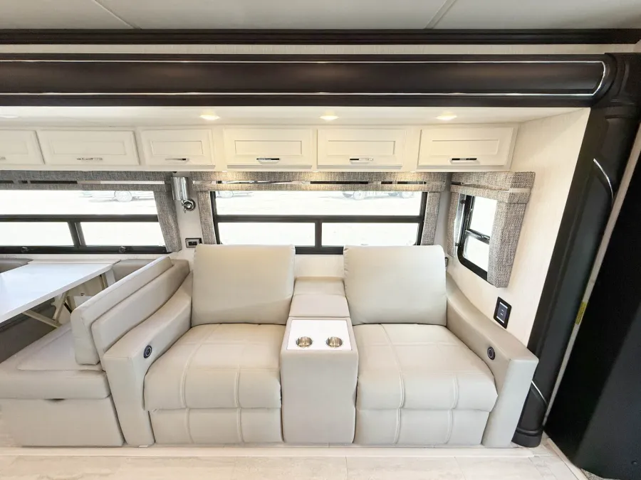 2026 Newmar Supreme Aire 4505 | Photo 8 of 30