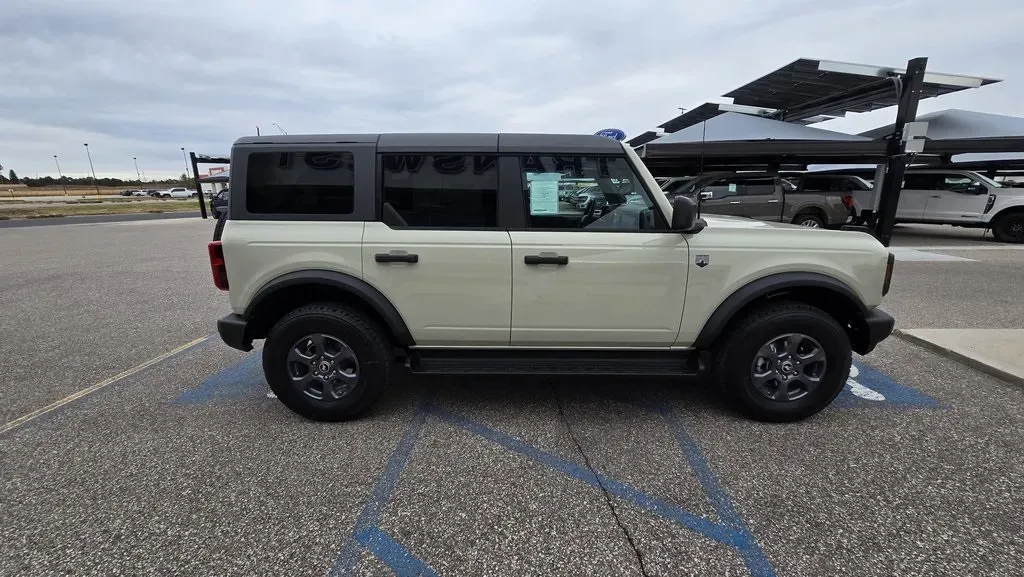 2025 Ford Bronco | Photo 4 of 29