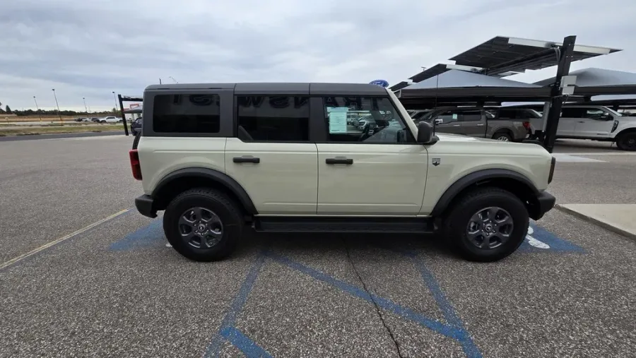 2025 Ford Bronco | Photo 4 of 29