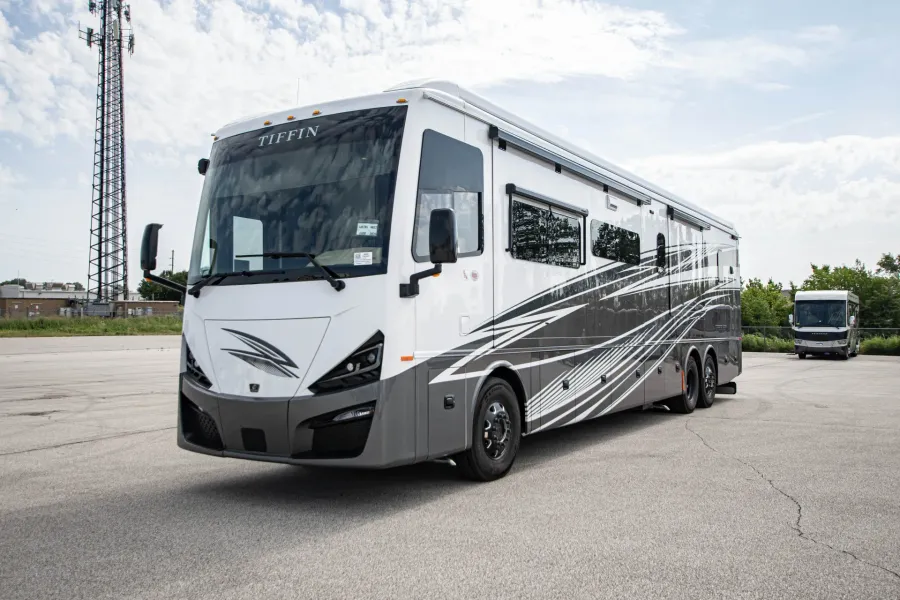 2026 Tiffin Phaeton 44OH | Photo 7 of 31