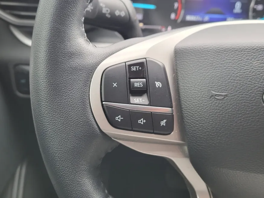 2023 Ford Explorer XLT | Photo 24 of 32