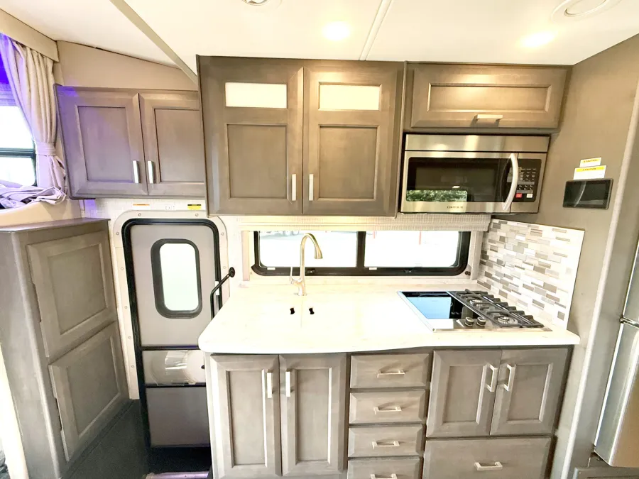 2023 Thor Inception 38MX | Photo 8 of 29