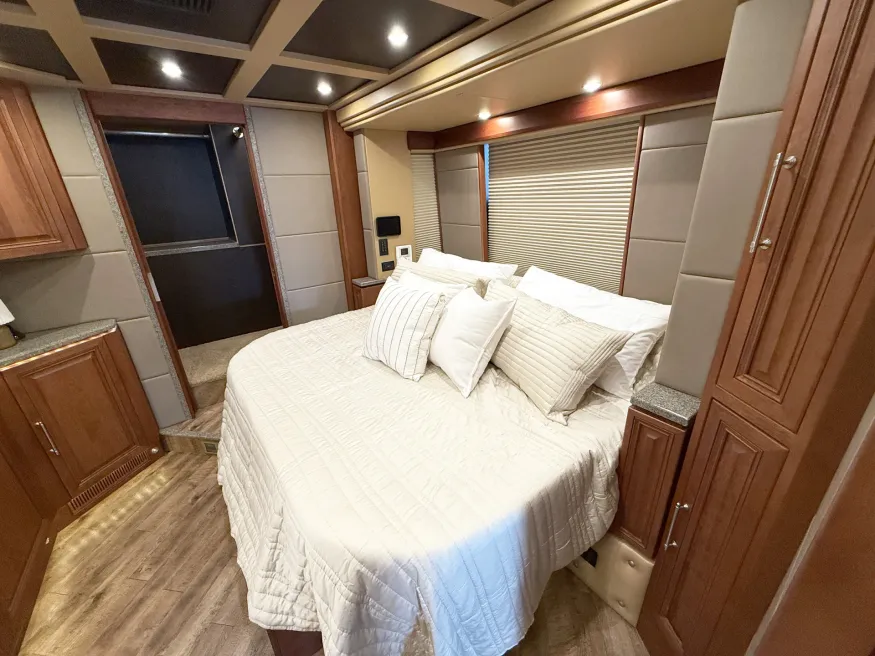 2017 Emerald Prevost X3-45 Double Slide | Photo 18 of 34