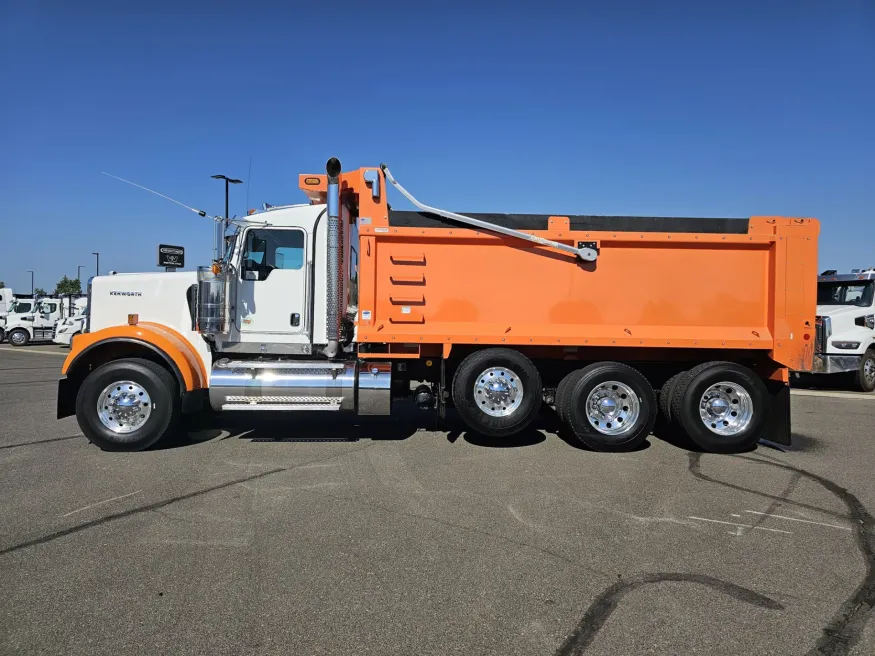 2025 Kenworth W900 | Photo 4 of 21