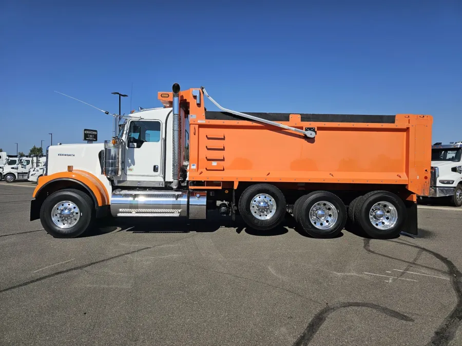 2025 Kenworth W900 | Photo 4 of 21
