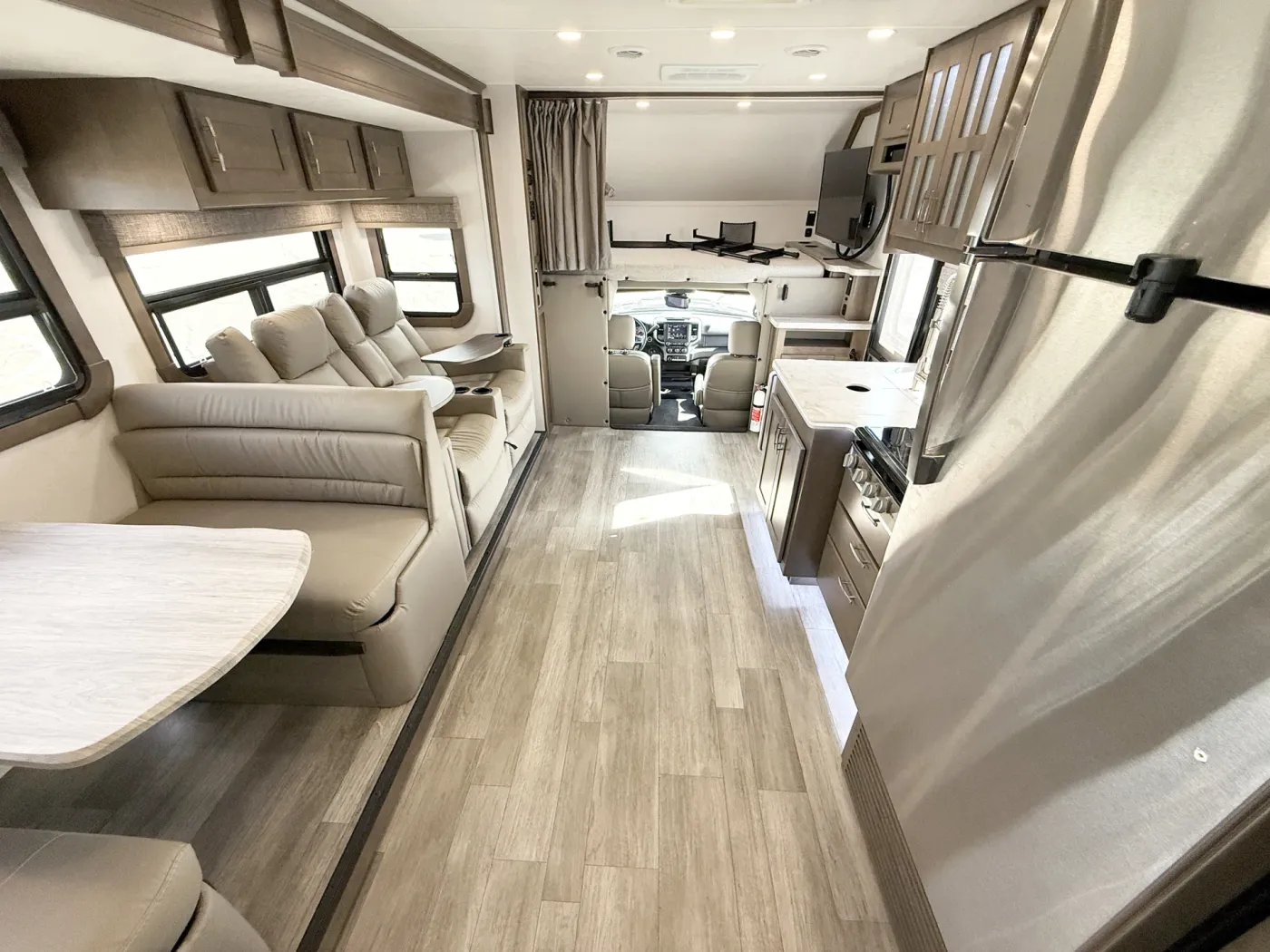 2025 Dynamax Isata 30FW | Photo 4 of 25