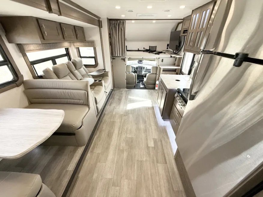 2025 Dynamax Isata 30FW | Photo 4 of 25