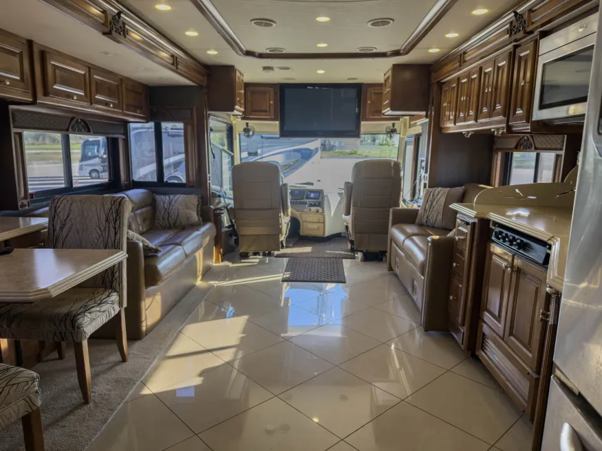 2013 Tiffin Phaeton 36QSH | Photo 11 of 39