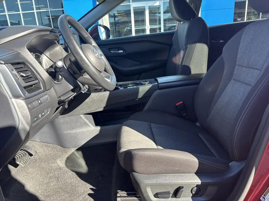 2024 Nissan Rogue SV | Photo 14 of 21