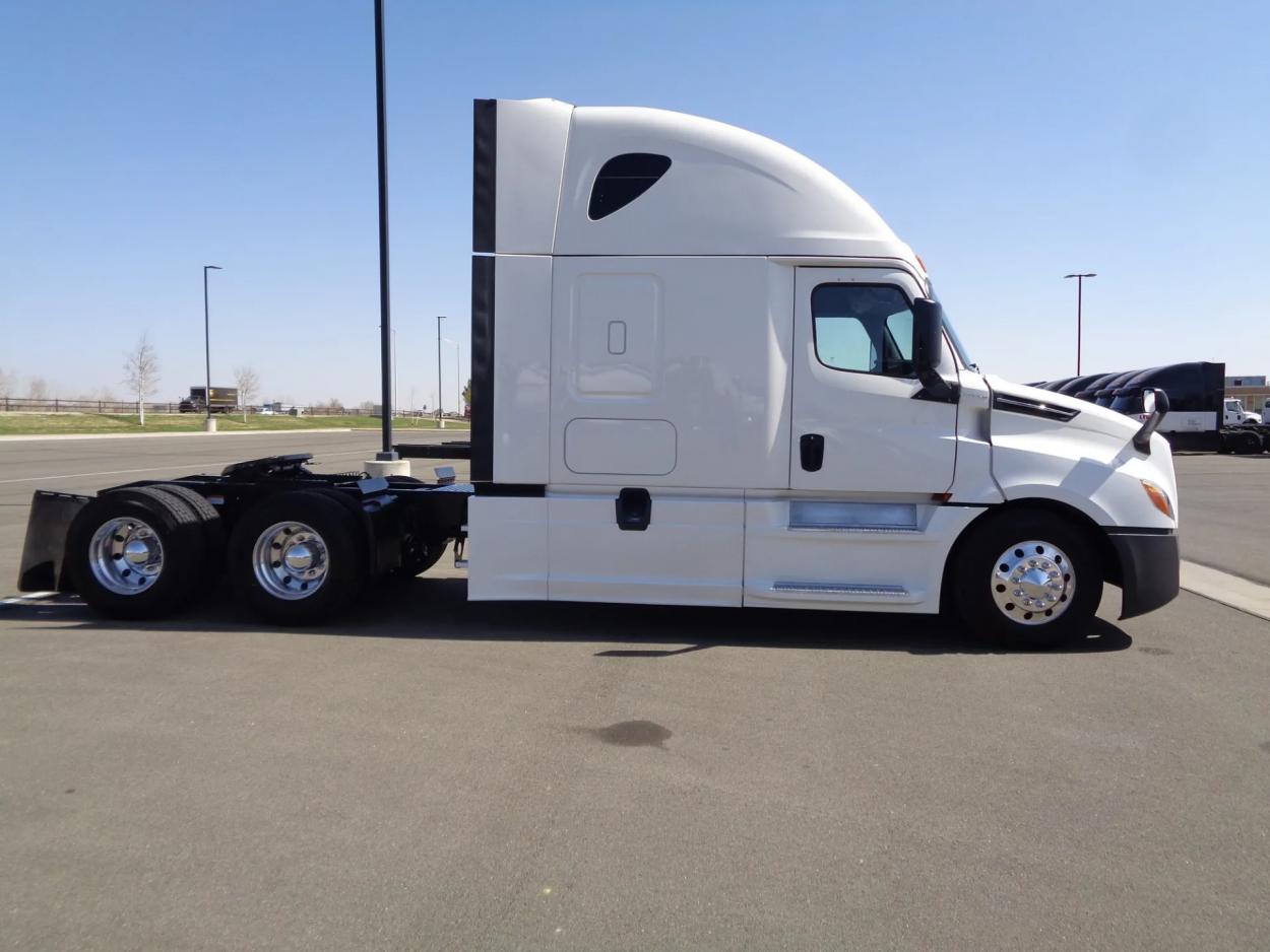 2019 Freightliner Cascadia 126 | Photo 4 of 12