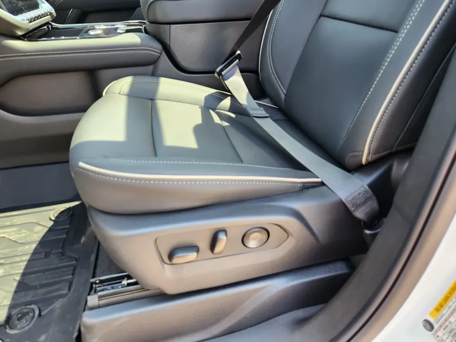 2025 GMC Yukon XL Elevation | Photo 9 of 33