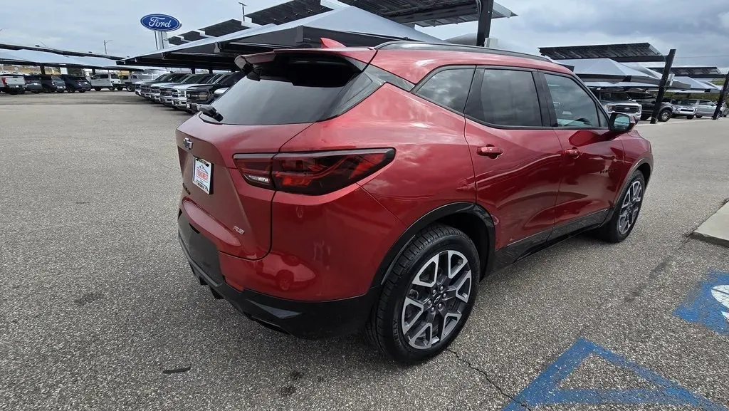 2023 Chevrolet Blazer | Photo 5 of 32