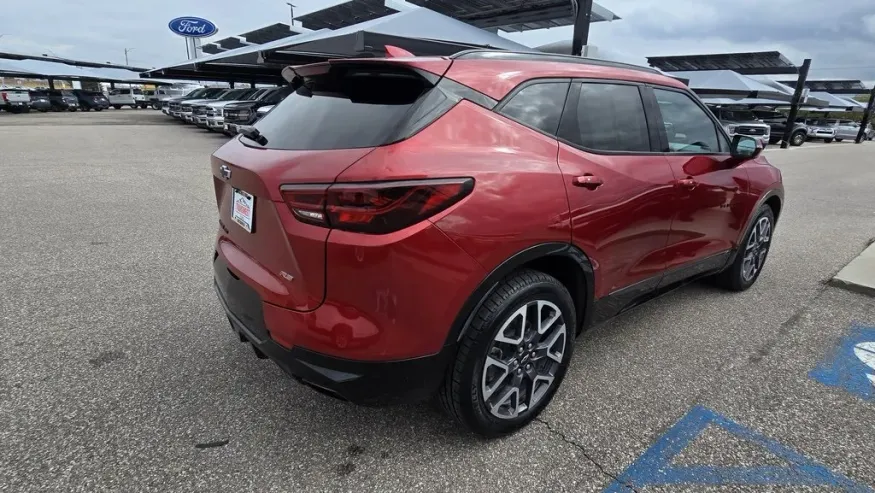 2023 Chevrolet Blazer | Photo 5 of 32