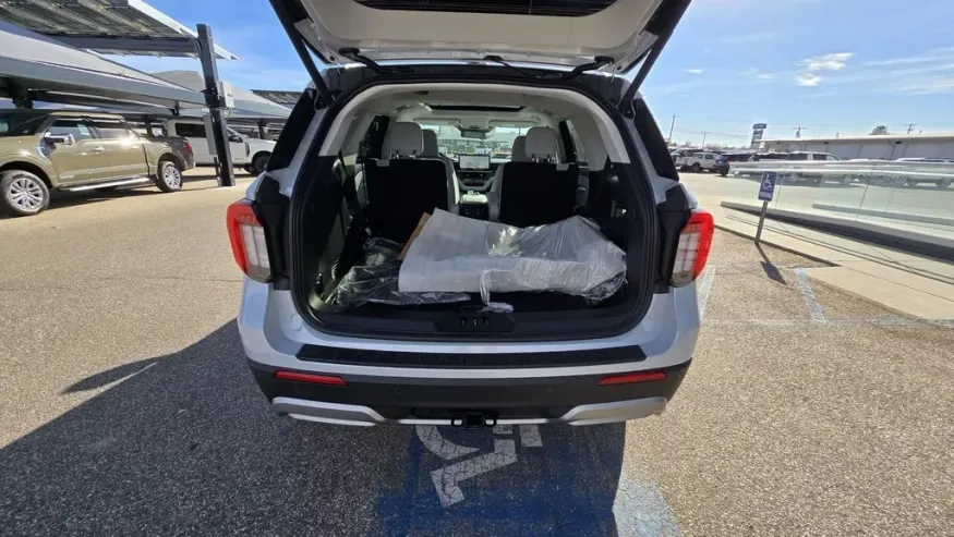 2025 Ford Explorer | Photo 8 of 35