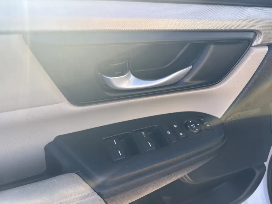 2019 Honda CR-V LX | Photo 8 of 15