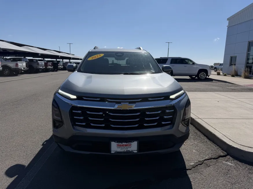 2025 Chevrolet Equinox AWD LT | Photo 2 of 20