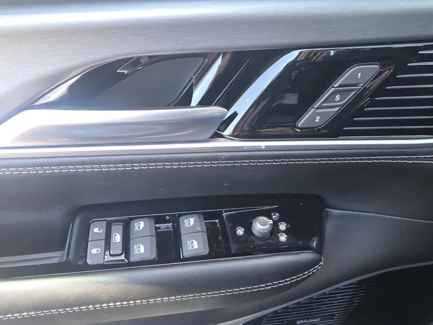 2026 Jeep Grand Wagoneer Limited Reserve | Photo 23 of 29