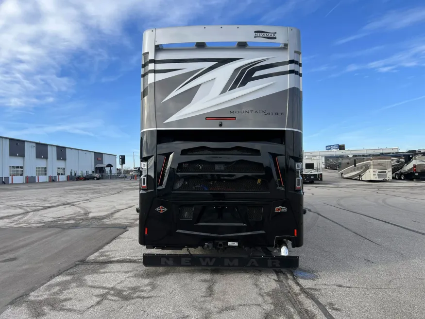 2026 Newmar Mountain Aire 4118 | Photo 7 of 45
