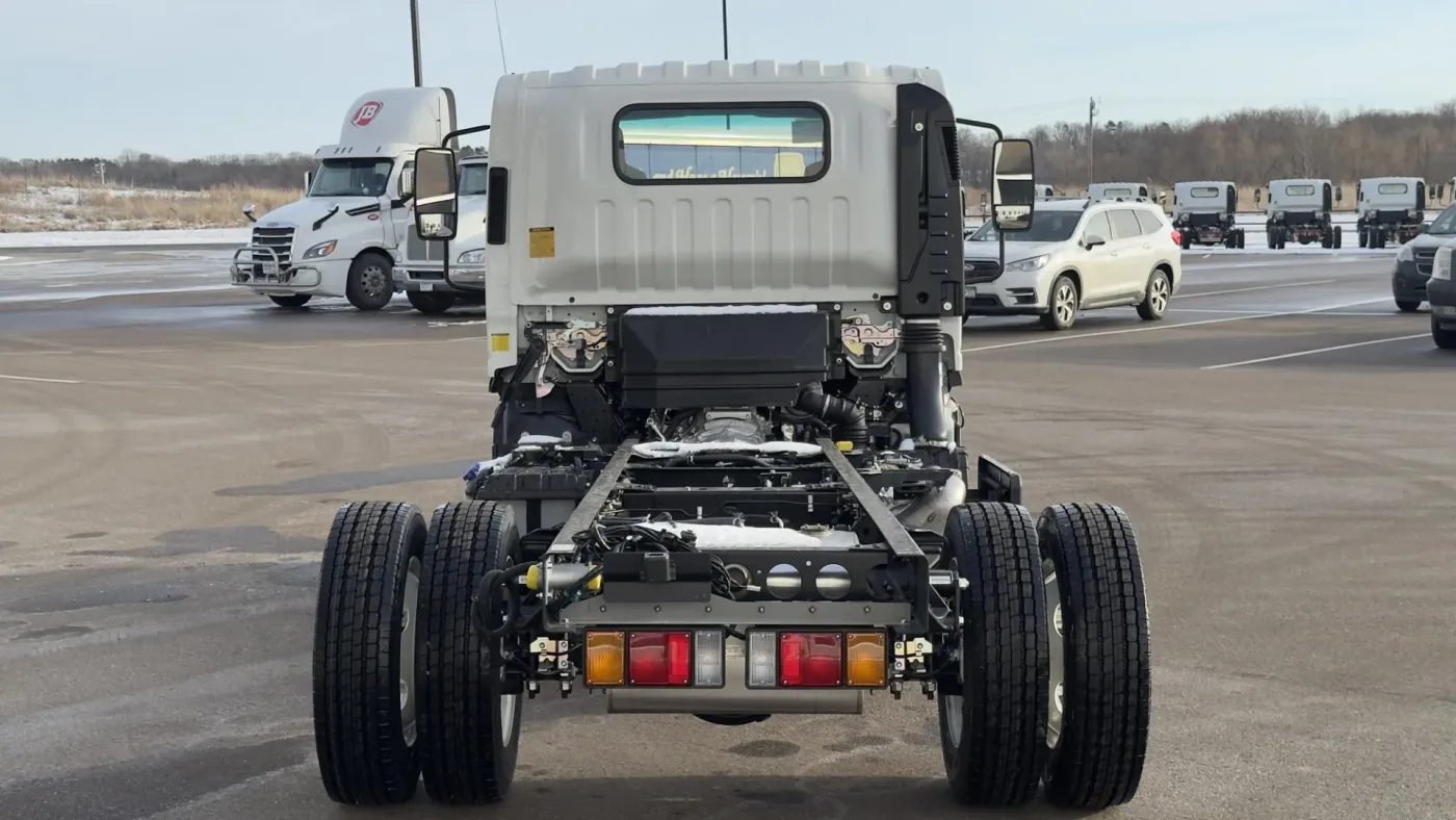 2024 Isuzu NRR | Photo 4 of 17