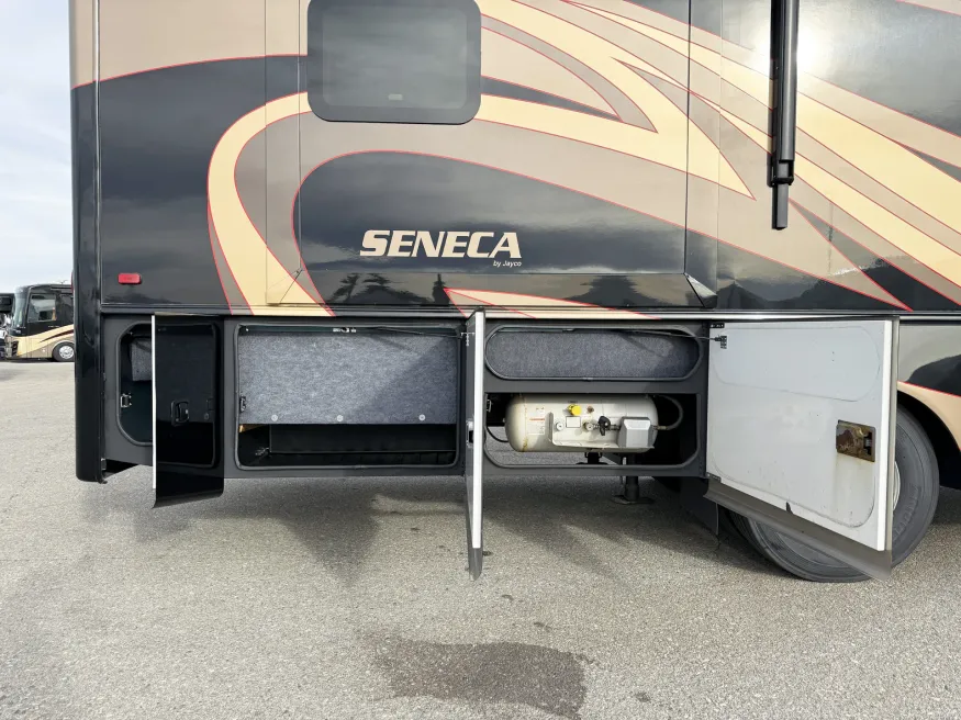 2016 Jayco Seneca 37HJ | Photo 25 of 29