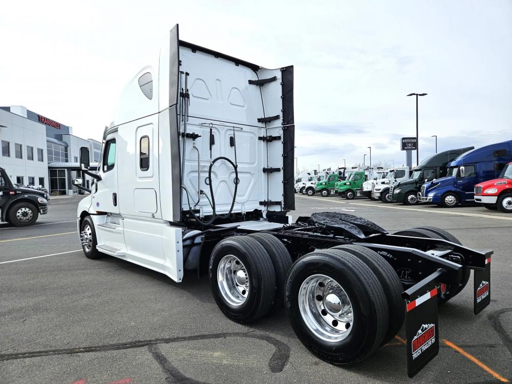 2023 Freightliner Cascadia 126 | Photo 7 of 22