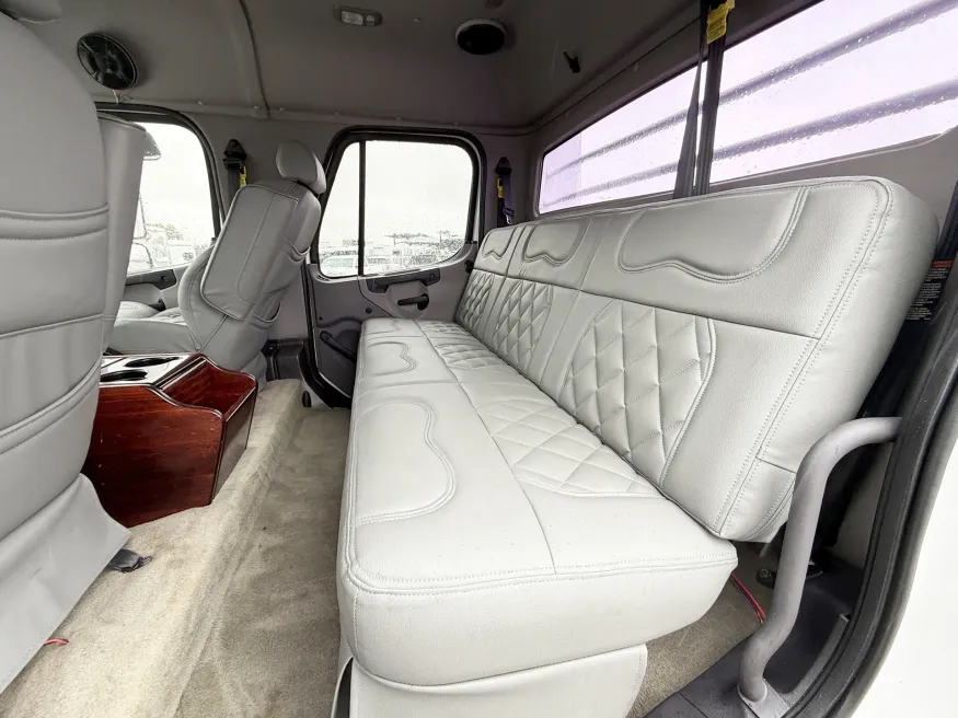 2011 Freightliner M2 112 | Photo 10 of 22