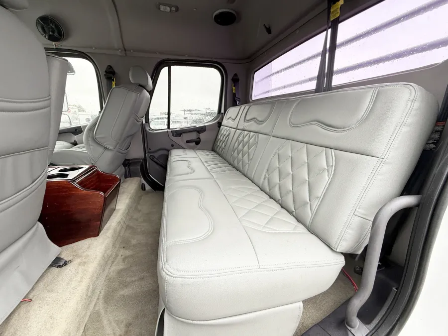 2011 Freightliner M2 112 | Photo 10 of 22