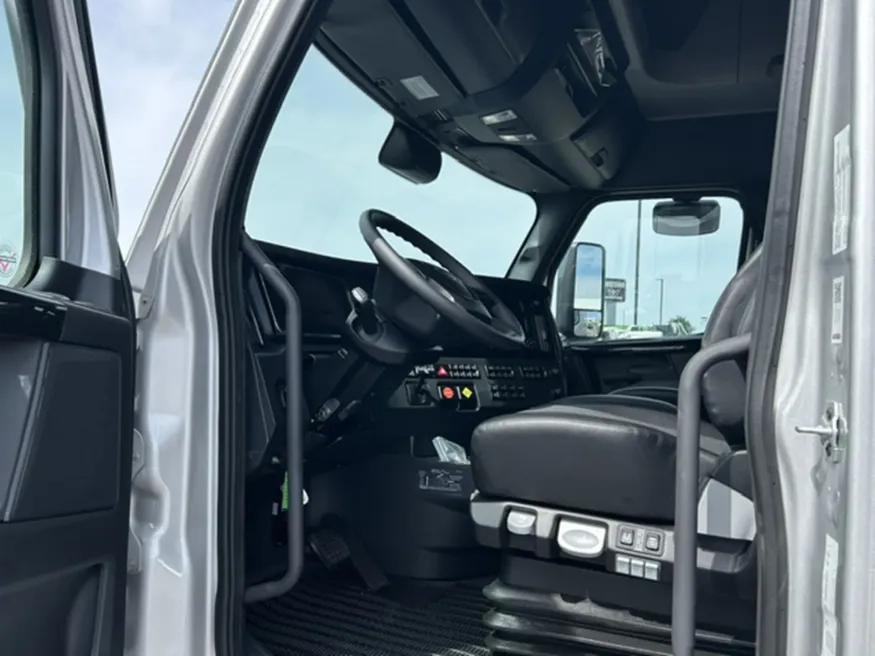 2026 Freightliner PJ126SLP | Photo 8 of 19