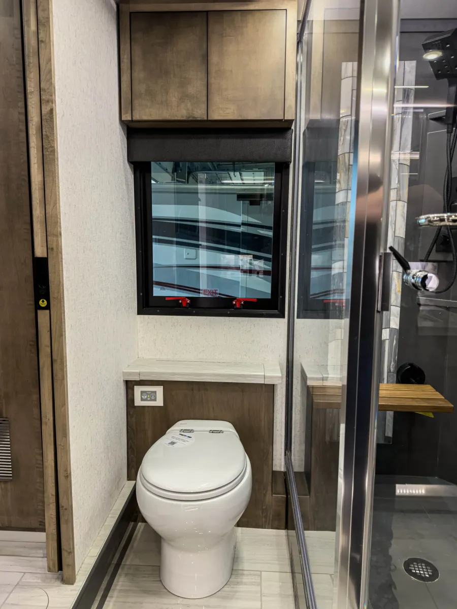 2026 Tiffin Zephyr 45PZ | Photo 35 of 39