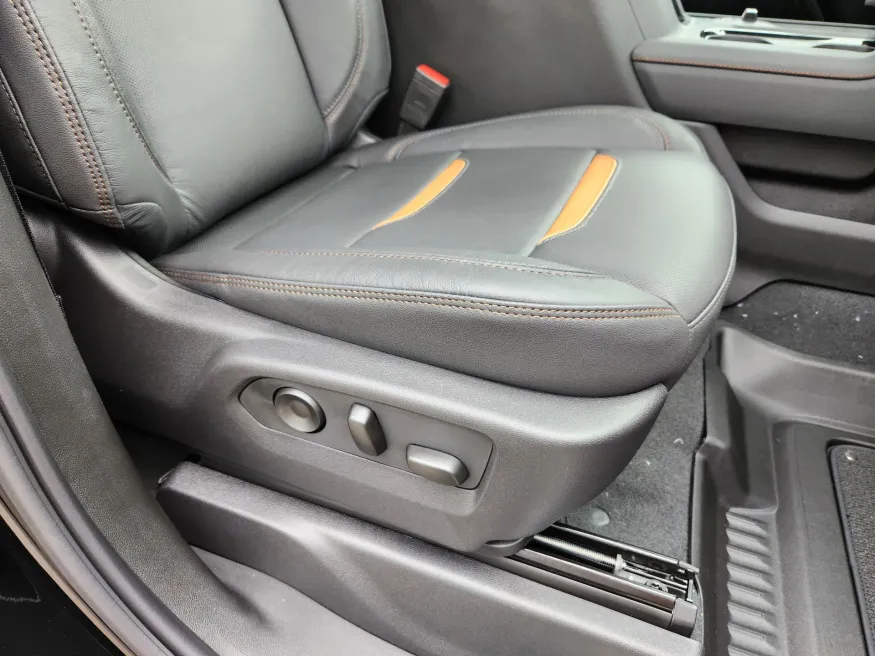 2025 GMC Sierra 2500HD AT4 | Photo 18 of 32