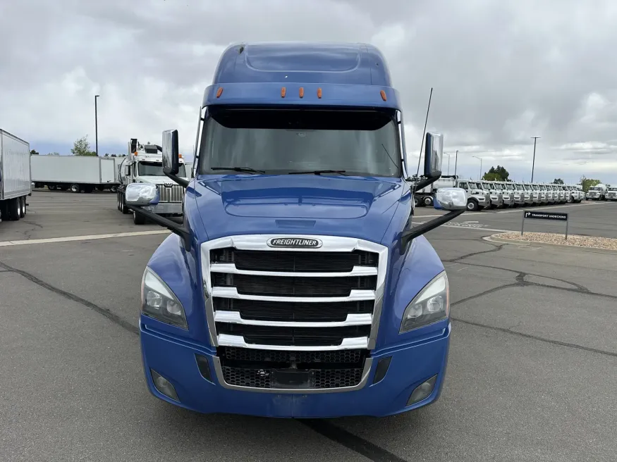 2023 Freightliner Cascadia | Photo 2 of 24