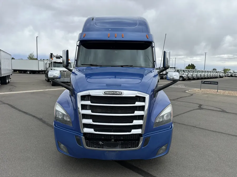 2023 Freightliner Cascadia | Photo 2 of 24