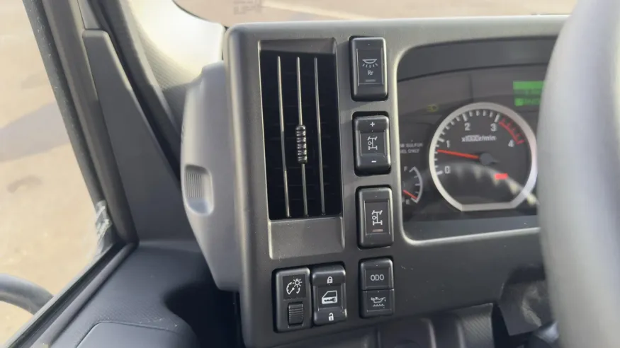 2024 Isuzu NRR | Photo 11 of 17