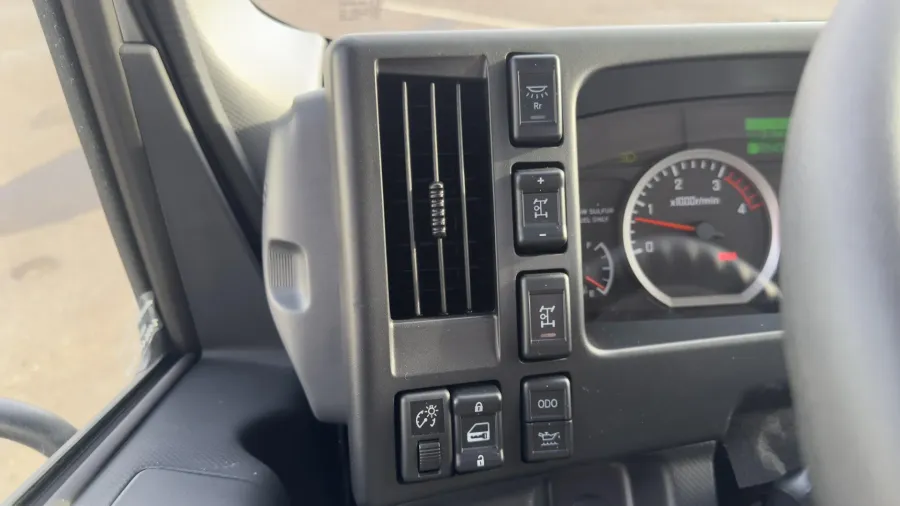 2024 Isuzu NRR | Photo 11 of 17